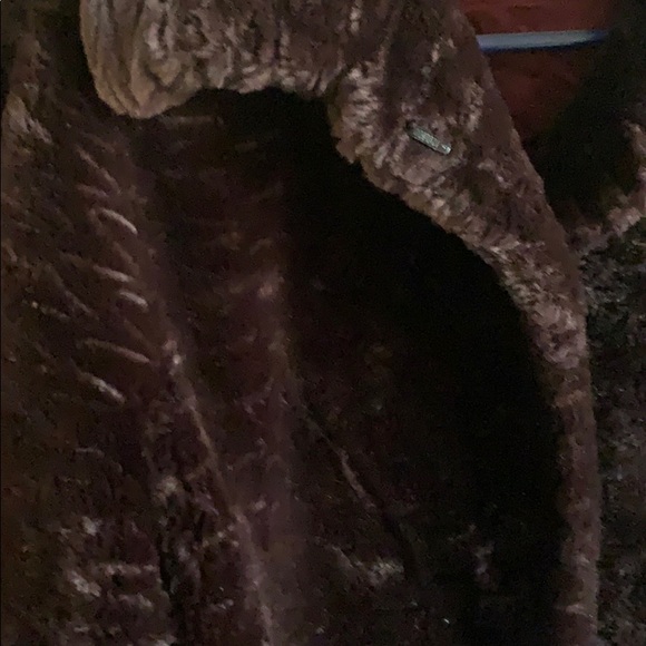 Gorgeous plush faux fur coat - Picture 3 of 5